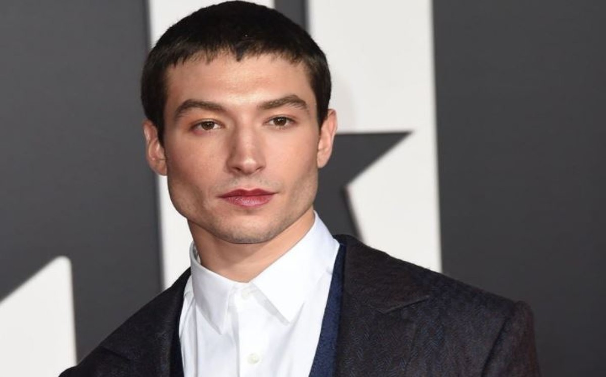 El actor Ezra Miller fue detenido en Hawái por alterar el orden público en un bar.