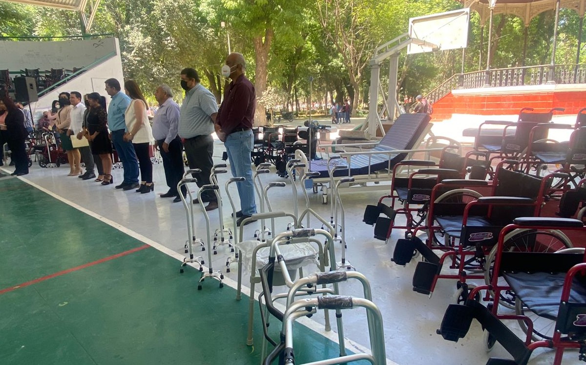 Ayuntamiento de Lerdo sillas de ruedas, muletas y más a 200 personas