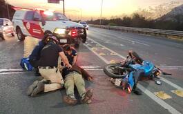 Accidente de motociclista en avenida Constitución en Monterrey.