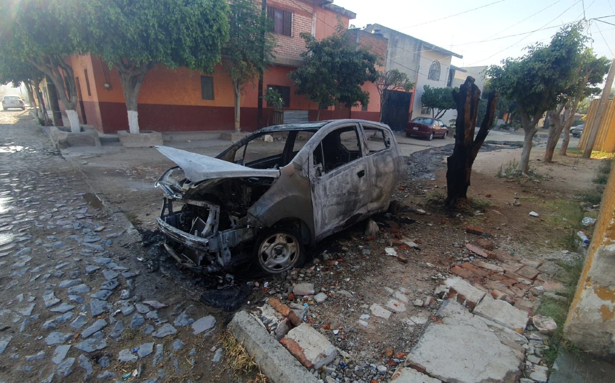 Automóvil quemado en Tlaquepaque / Juan Carlos Munguía