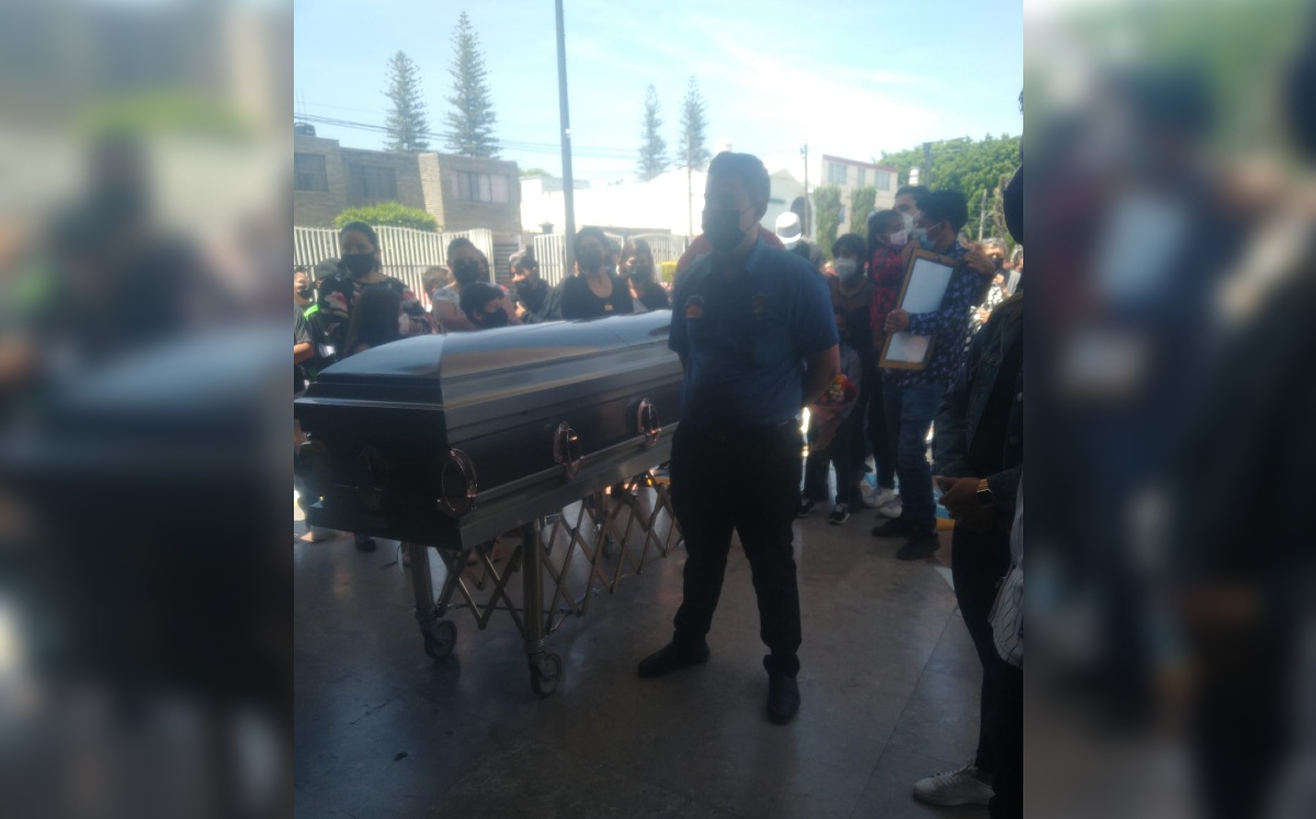 Despidan a mujer que fue atropellada mientras esperaba el camión