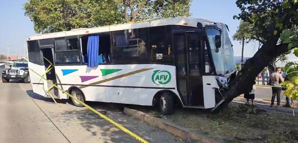 Choque de transporte público deja 14 personas heridas / Jesús Zavala