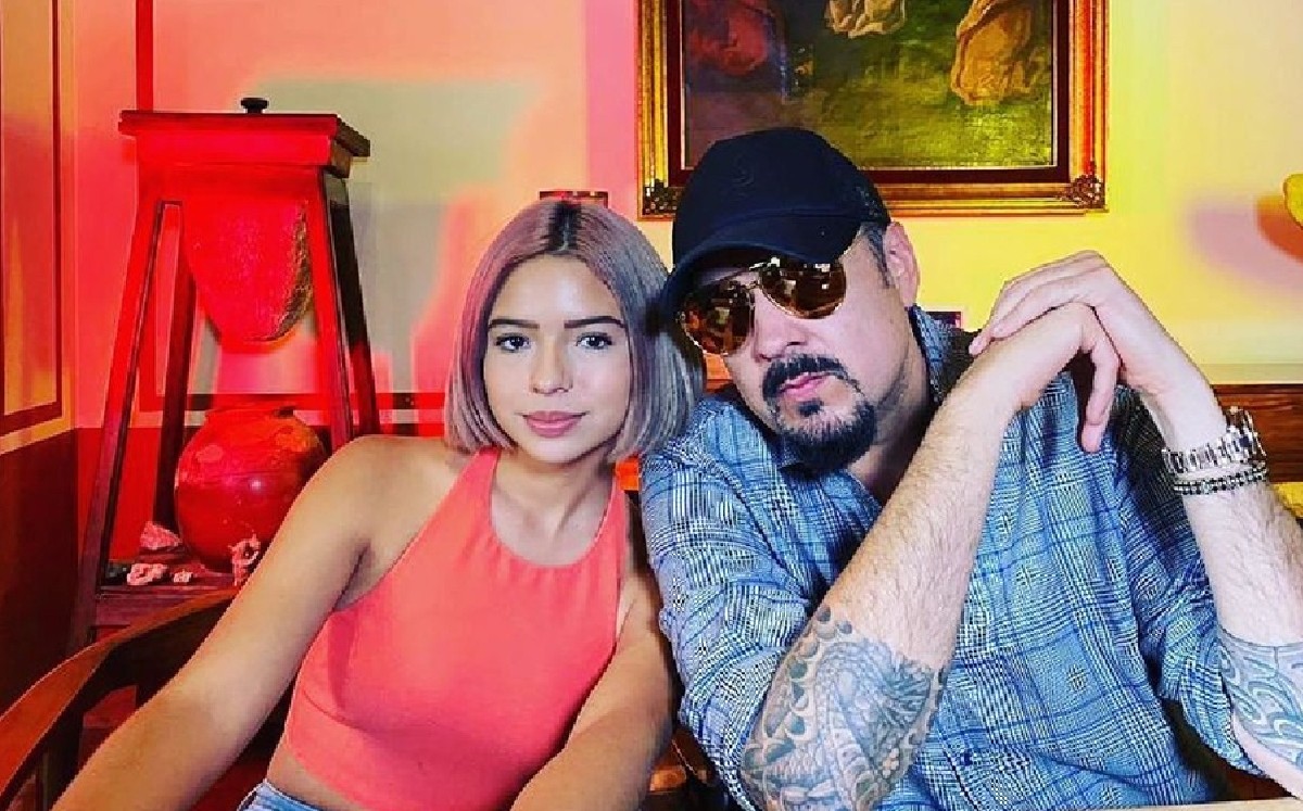 Al parecer la relación inició cuando la cantante tenía 17 años.