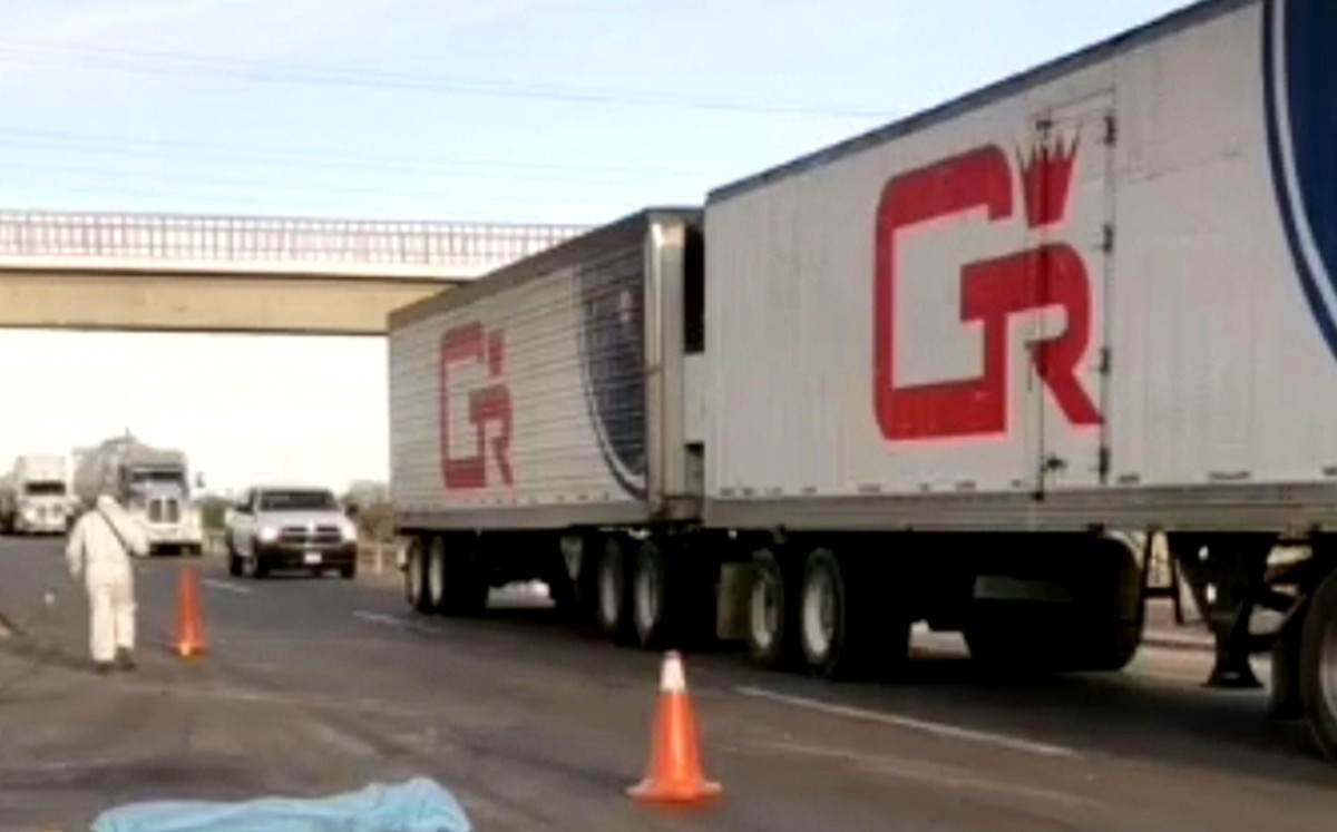 Coahuila. Hombre muere tras caer encima de un tráiler en carretera