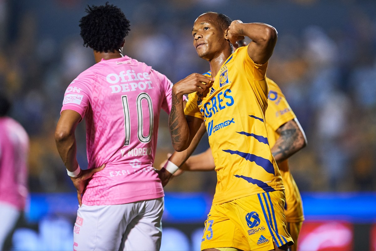 Luis Quiñones y Yairo Moreno en un pasado partido entre Tigres vs Pachuca / Mexsport