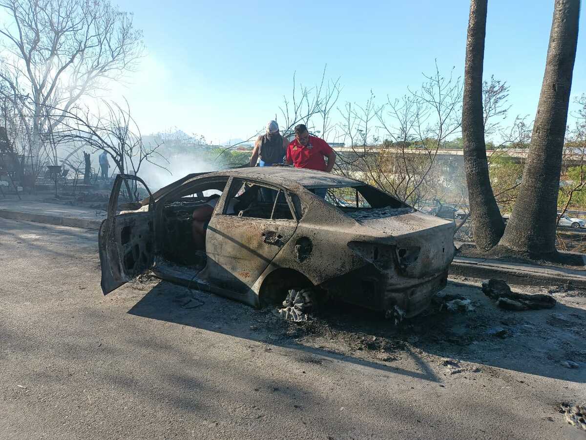 Pese a lo aparatoso del incendio, no hubo personas lesionadas o intoxicadas, pero en el lugar permanecen los cuerpos auxilio.