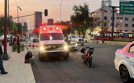 Motociclistas resultan lesionados al chocar con un taxi en la México-Tacuba