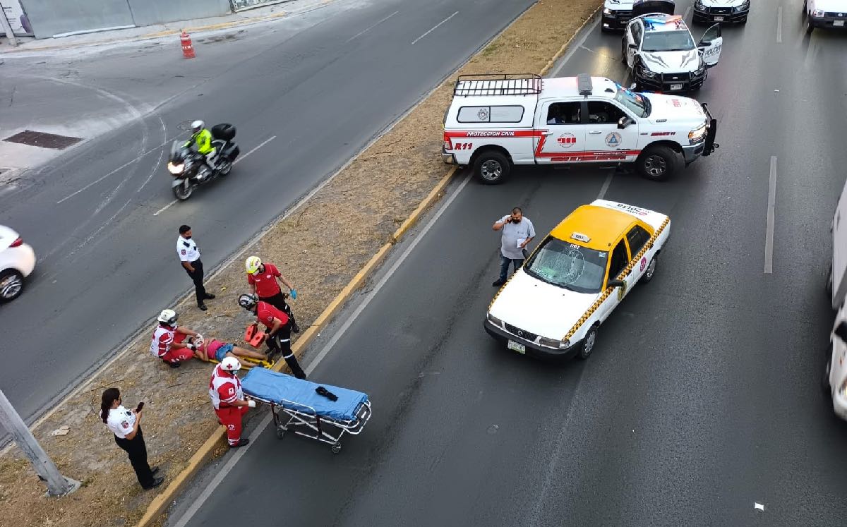 Taxista atropella a mujer debajo de puente peatonal en San Pedro