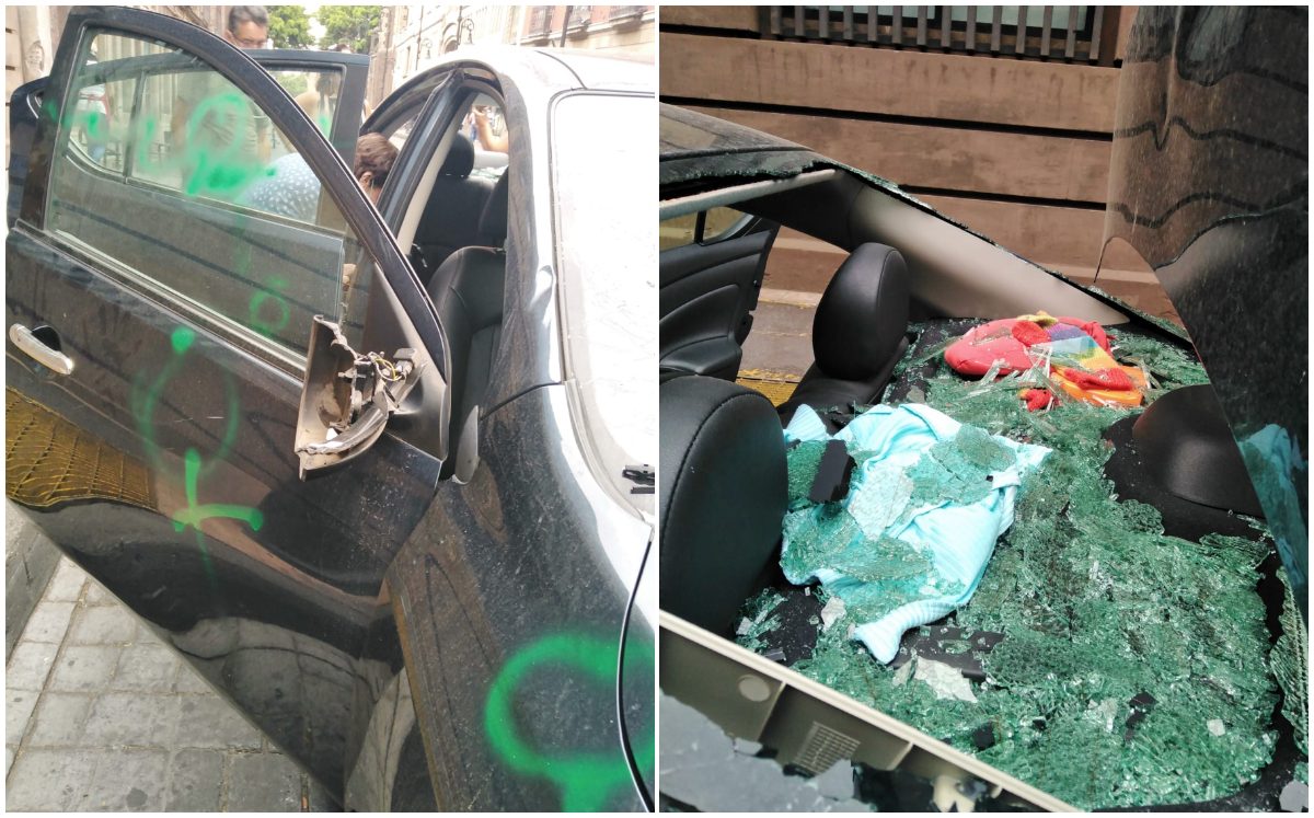 Mujeres encapuchadas destrozan auto con conductora dentro / Twitter