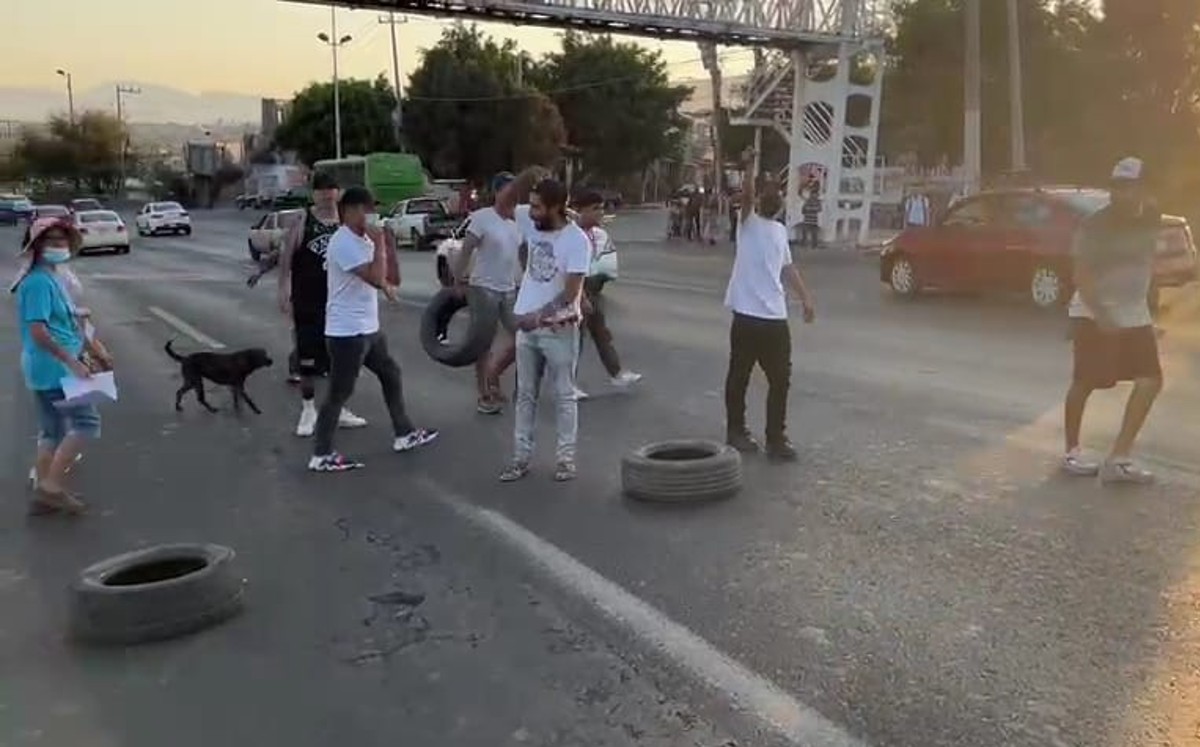 Manifestantes en la carretera a Chapala / Juan Carlos Munguía