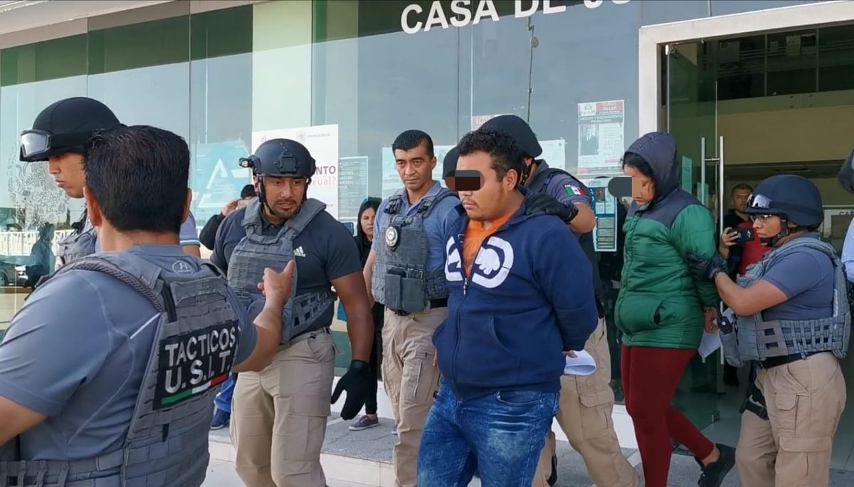 Agentes de la Fiscalía de Puebla resguardan a un detenido por el multihomicidio / Melanie Torres / Archivo