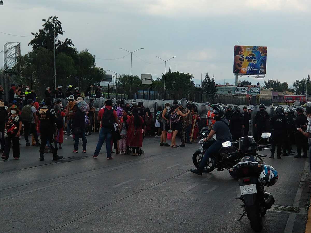 Triquis cierran Circuito Interior por inconformidad de reubicación / Especial