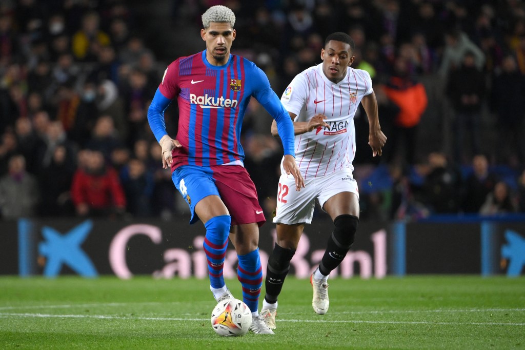 El central uruguayo del Barcelona, Ronald Araujo / AFP