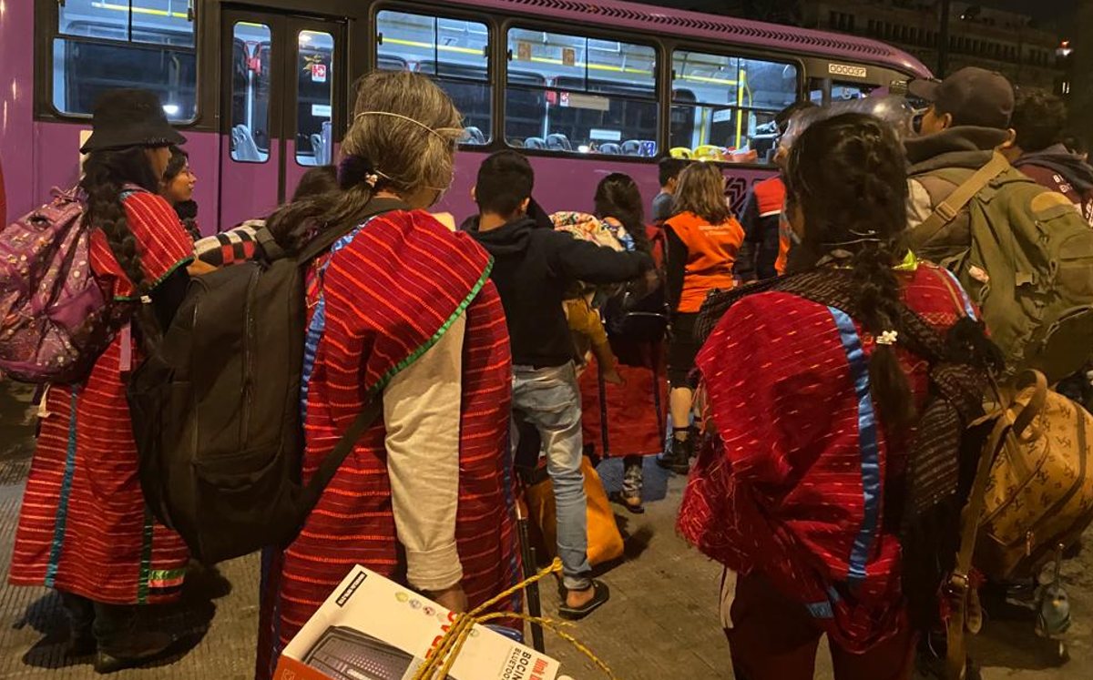 Integrantes de la comunidad triqui se dirigen a campamento en la colonia Valle Gómez /Cortesía