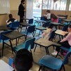 Estudiantes tomando clase.