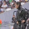 Roberto Medina, técnico de Tigres Femenil, durante el Clásico Regio Femenil ante Rayadas