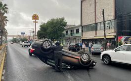 Automovilista vuelca en la Calzada Madero en Monterrey.