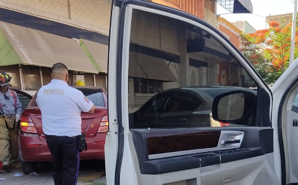 Hombre arrolla a mujer y a su bebé tras pasarse un alto en Torreón