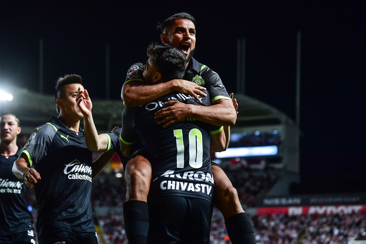 Jugadores de Chivas celebrando el gol ante Necaxa / MexSport