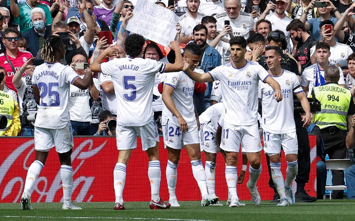 Los jugadores del Real Madrid celebran el gol marcado por su compañero Rodrygo / EFE