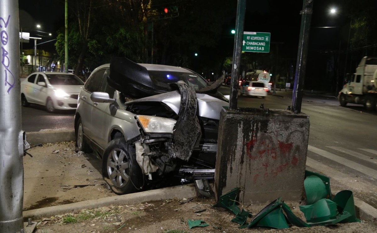 Una camioneta perdió el control y daño un semáforo en Azcapotzalco.