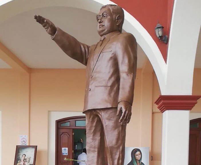 Estatua de Miguel Barbosa Huerta, gobernador de Puebla, en el palacio municipal de Zinacatepec / Especial