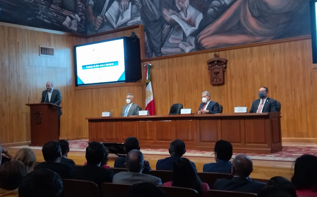 Ricardo Villanueva presidió la toma de protesta/ Francisco olea