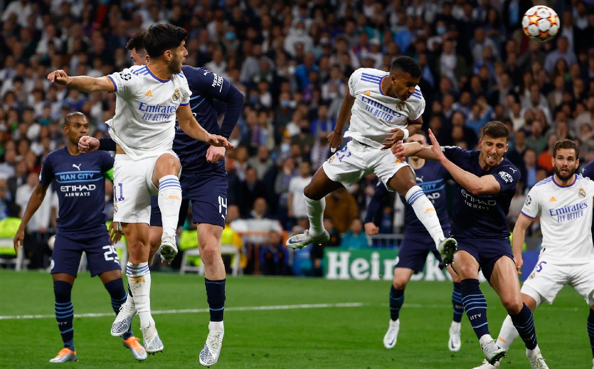 Rodrygo cabecea el balón para conseguir el segundo gol del Real Madrid