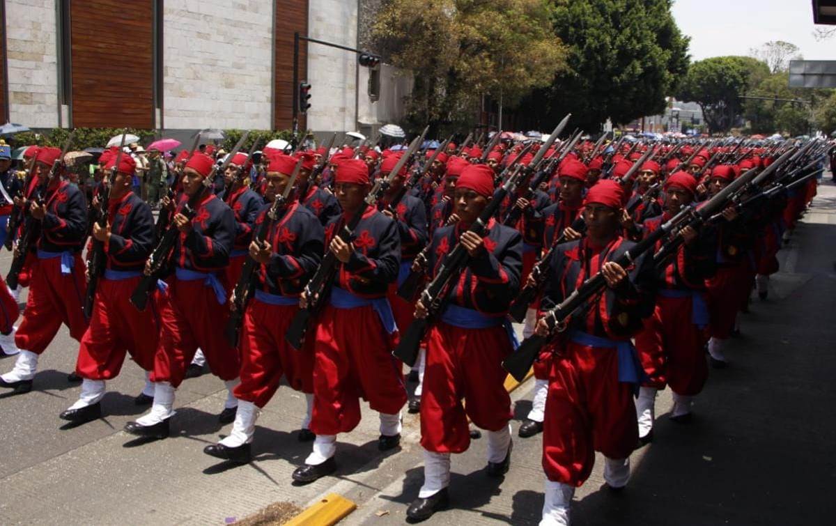 Contingente de zuavos en el desfile de la Batalla de Puebla del 5 de mayo / Melanie Torres
