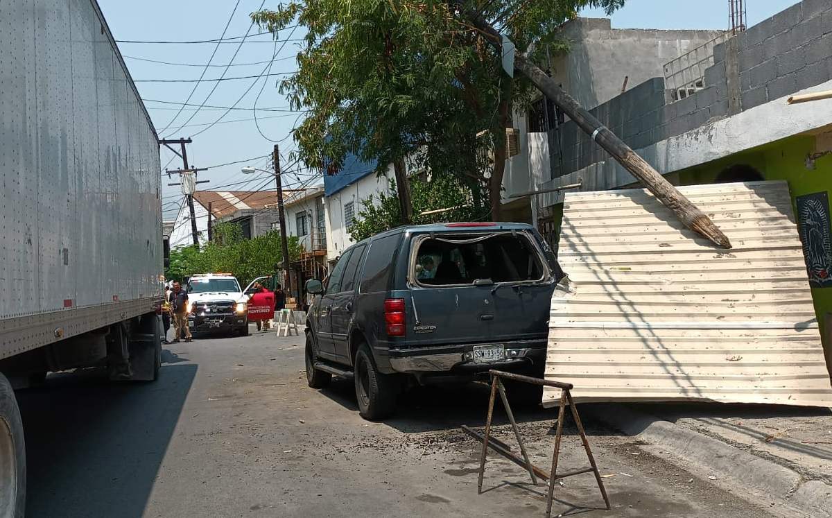 Tráiler derriba poste y techo de lámina sobre camioneta en la colonia Burócratas del Estado. | Erik Rocha