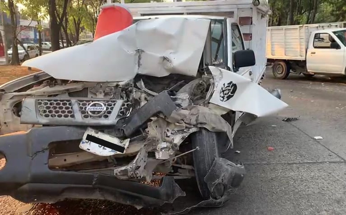 Camioneta de redilas quedó destrozada por la parte frontal/ Francisco Olea