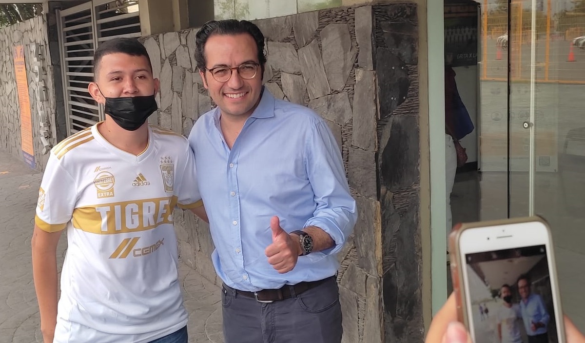 Mauricio Culebro, presidente de Tigres, con un aficionado