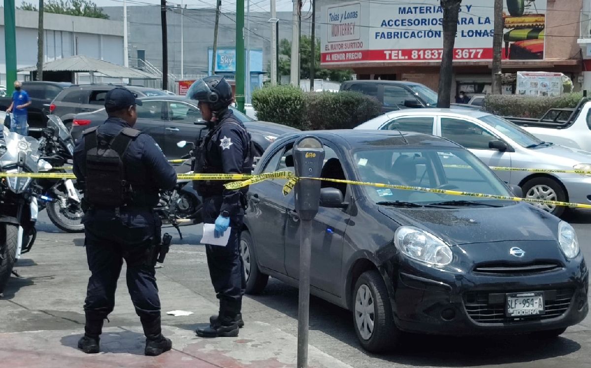 Detienen a dos jóvenes armados a bordo de auto robado en el Centro de Monterrey. | Agustín Martínez