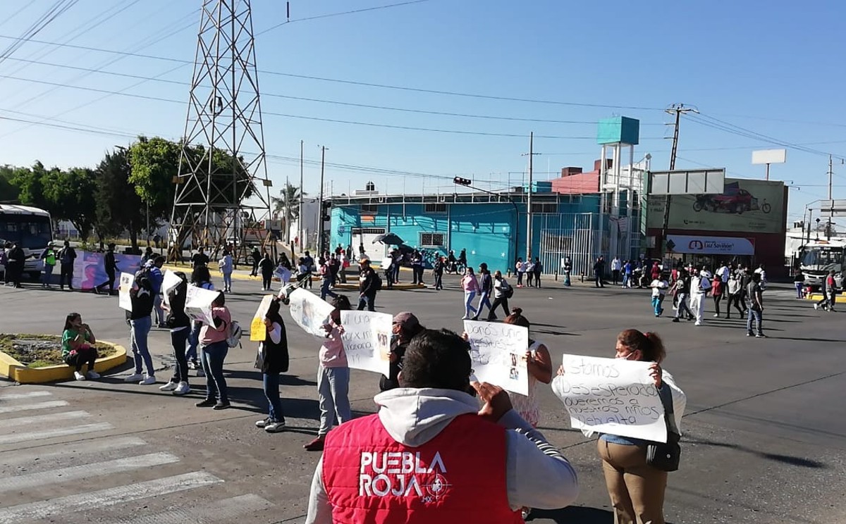 Por desaparición de tres niños, cierran calles en Puebla / Telediario.