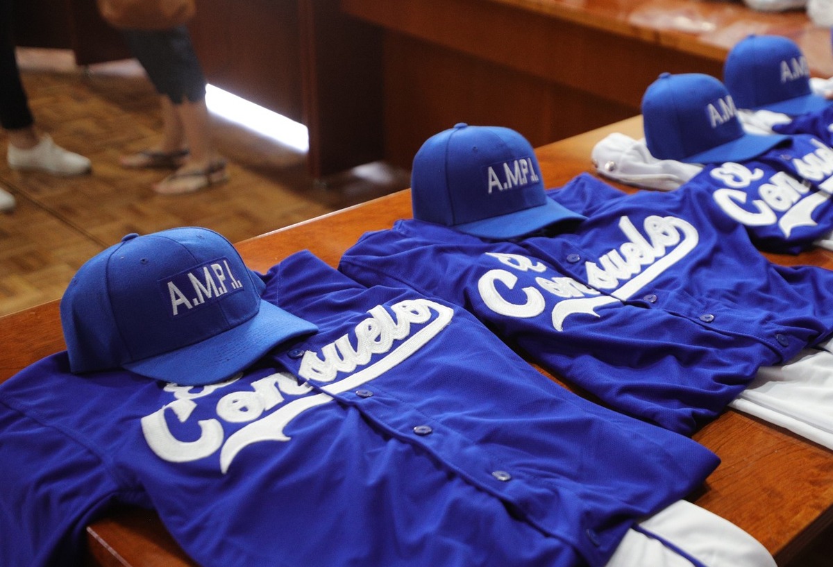 Entregan uniformes de béisbol a equipo 'El Consuelo' en León