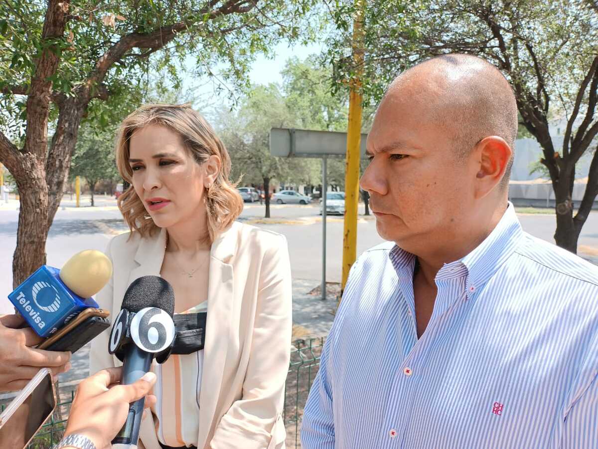 Adalina Dávalos con el abogado de Jaime Rodríguez, Gabriel García. | Erik Solheim Rocha