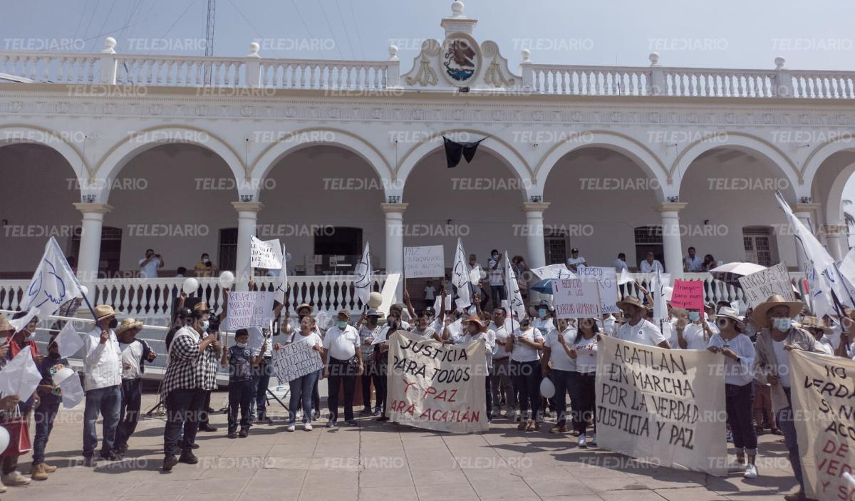 Los manifestantes llegaron hasta la explanada de la presidencia municipal de Acatlán / Jesús Zavala