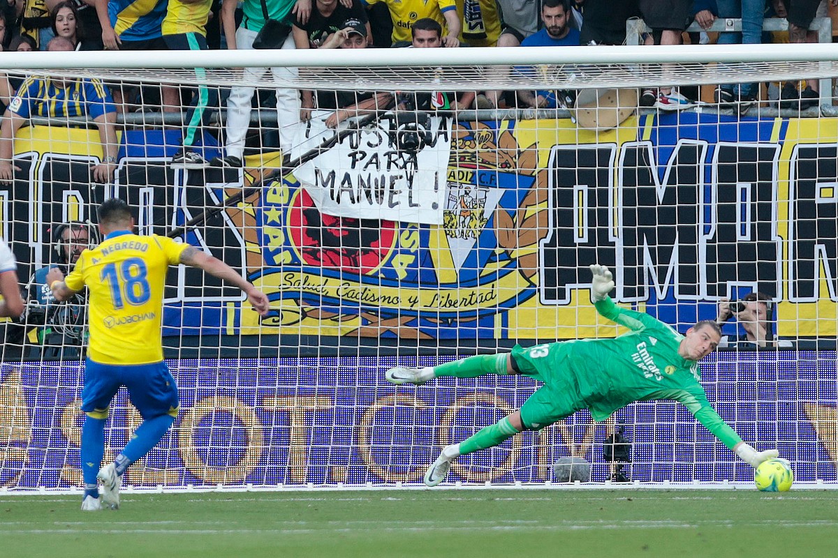 El guardameta ucraniano del Real Madrid, Andriy Lunin, detiene un penal / Foto: EFE