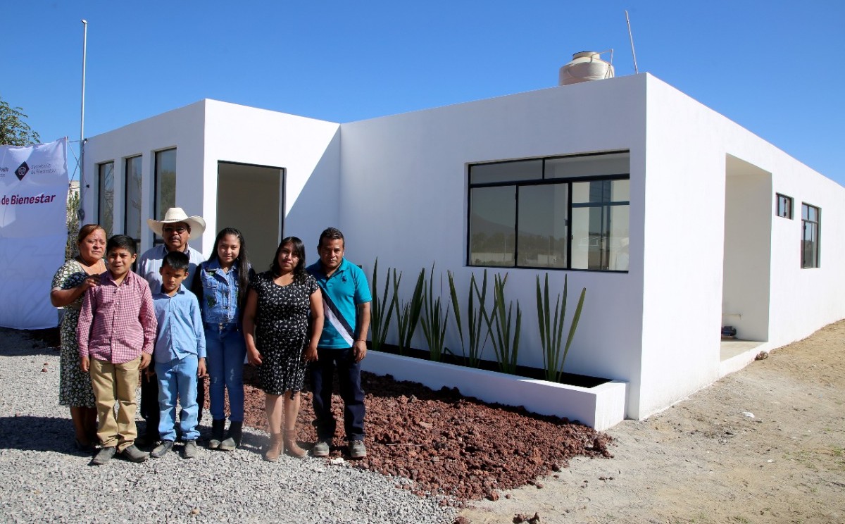 Entregan casa socavón / Gobierno de Puebla