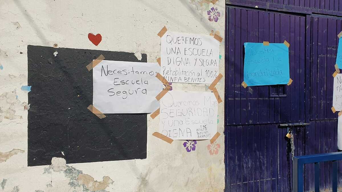 Padres de familia se manifiestan afuera de primaria | Juan Carlos Munguía