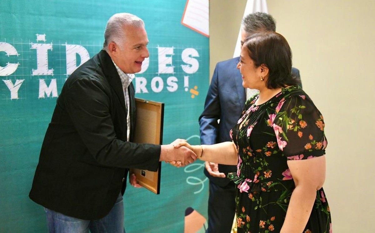 Alcalde de Torreón reconoce labor de maestros
