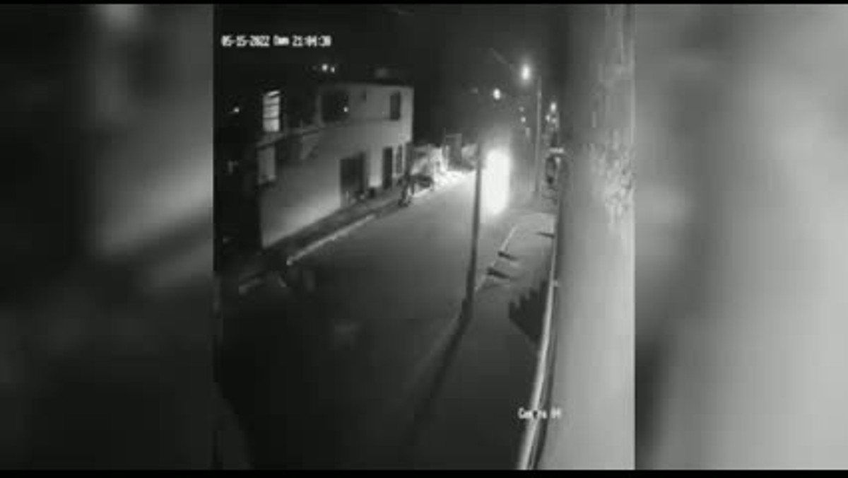 Auto atropella a tres jóvenes y huye en Puebla