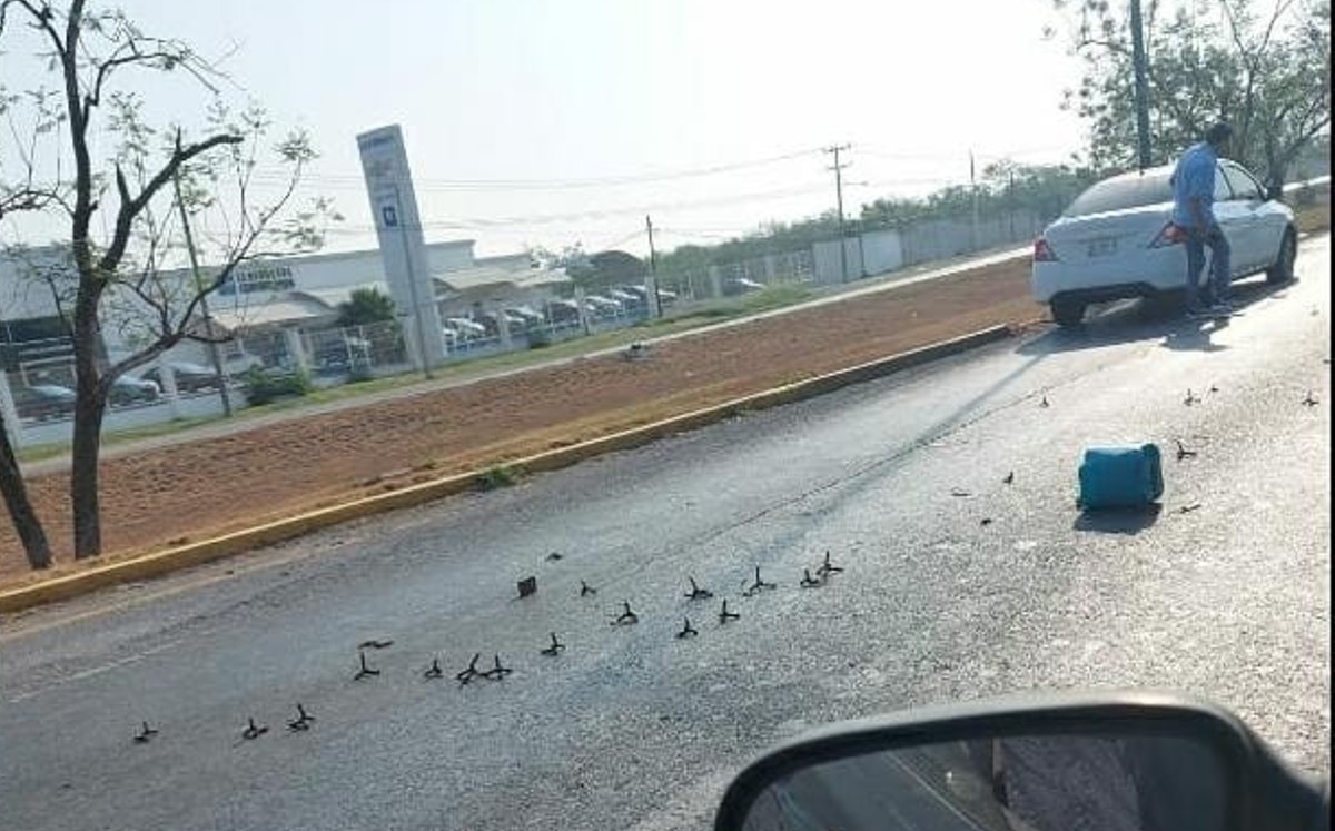 Debido al incidente, los neumáticos de dos automóviles que circulaban por el lugar se dañaron.