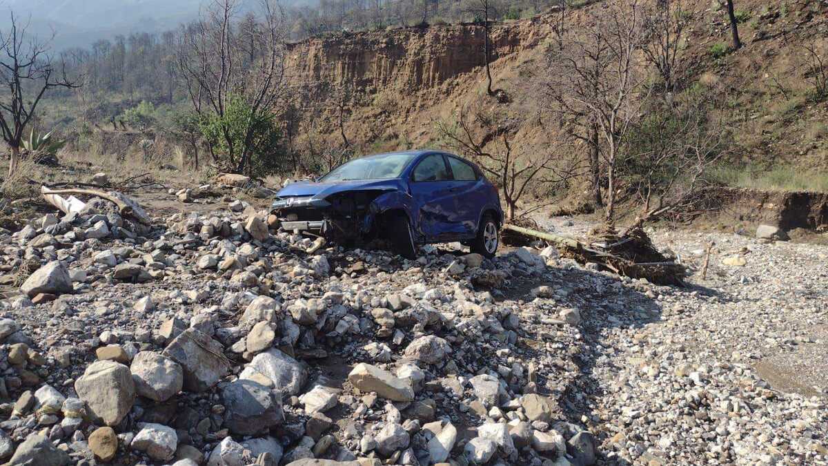 Arrastra corriente de agua a camioneta en Santiago; una mujer queda atrapada / Cortesía
