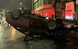 Volcadura de auto en el Centro de Monterrey.