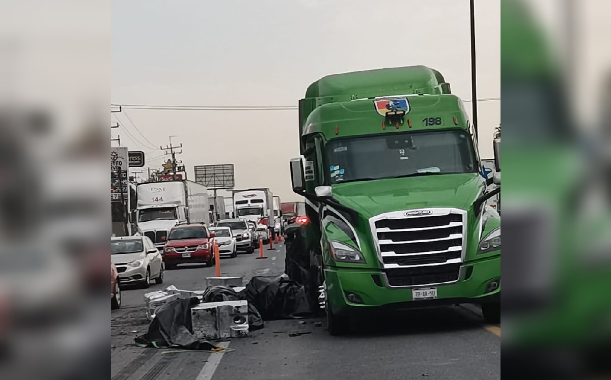Cae carga de tráiler frente a Aeropuerto del Norte y trastoca carretera a Laredo / Cortesía