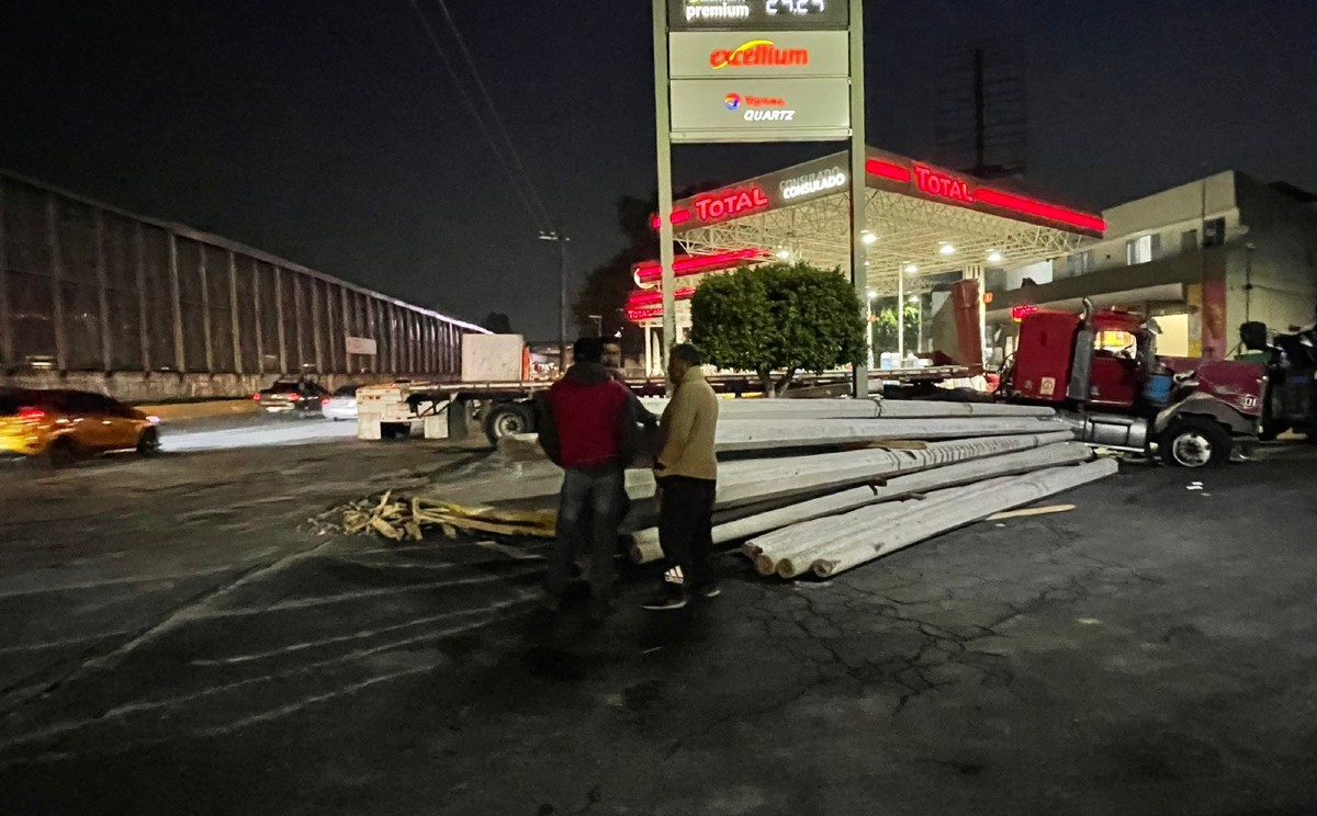 La carga quedó en dos de los cuatro carriles con dirección hacia La Raza/ Ramón Ramírez