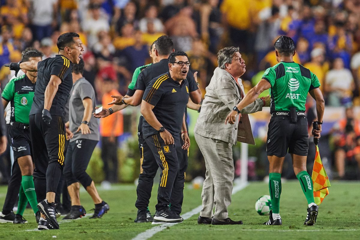 Miguel Herrera, técnico de Tigres, durante el partido ante el Atlas de semifinales / Mexsport