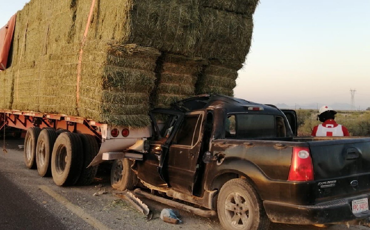 Dos mujeres y hombre mueren al quedar prensados tras chocar con tráiler en Bermejillo