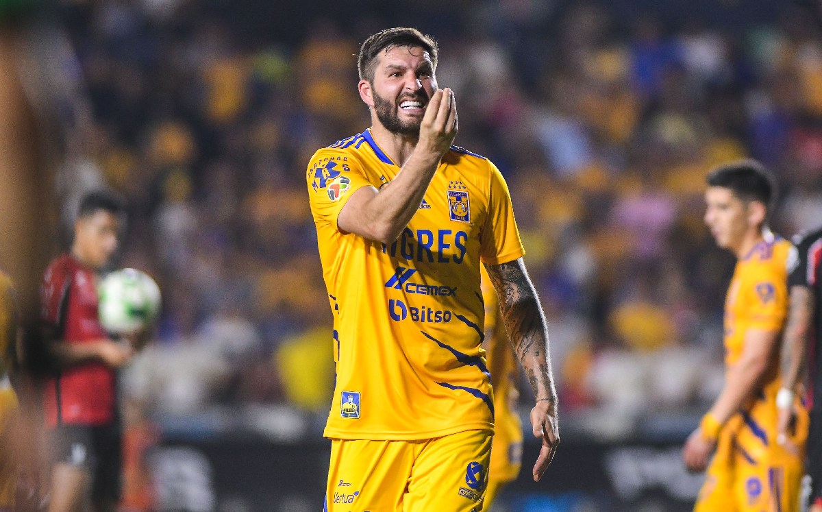 André-Pierre Gignac pidiéndole a la afición de Tigres que le silben a Aldo Rocha en el penal / Mexsport
